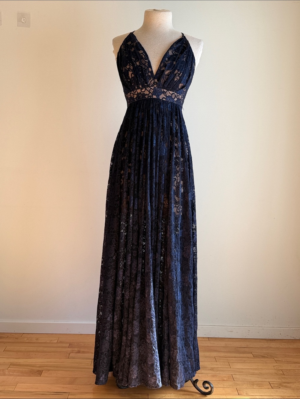 Elegant Navy Lace V-Neck Evening Dress